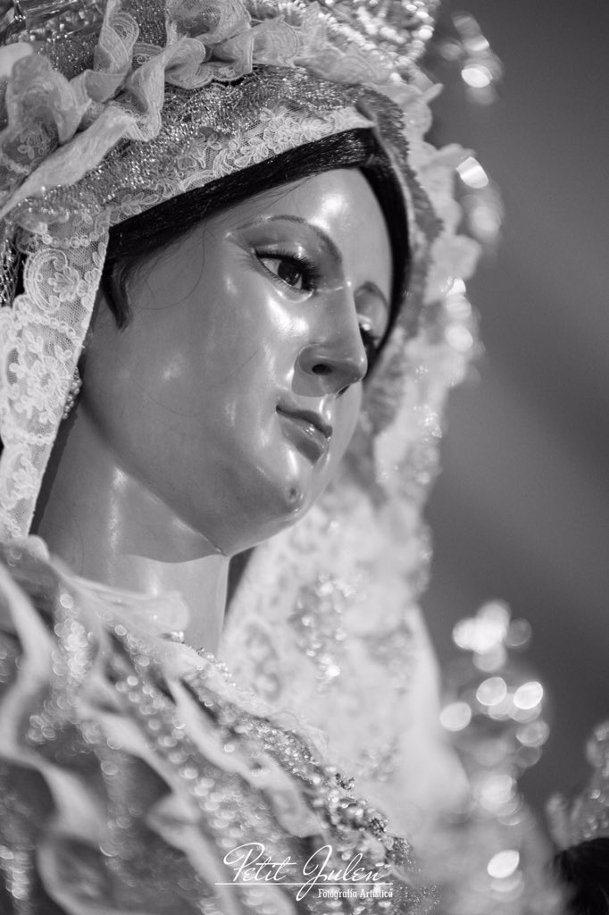Reina de la PAZ, bajo tu mirada nos acogemos en estos momentos de violencia!! Que reine siempre tu paz