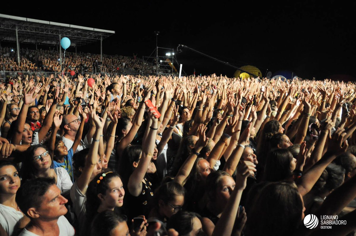 LignanoSabb's tweet photo. Scopri tutte le foto della tappa di #FestivalShow a #Lignano Sabbiadoro! 
https://t.co/Ebt1Qrw9Le
#FVGLive https://t.co/HW4f6HMnGx