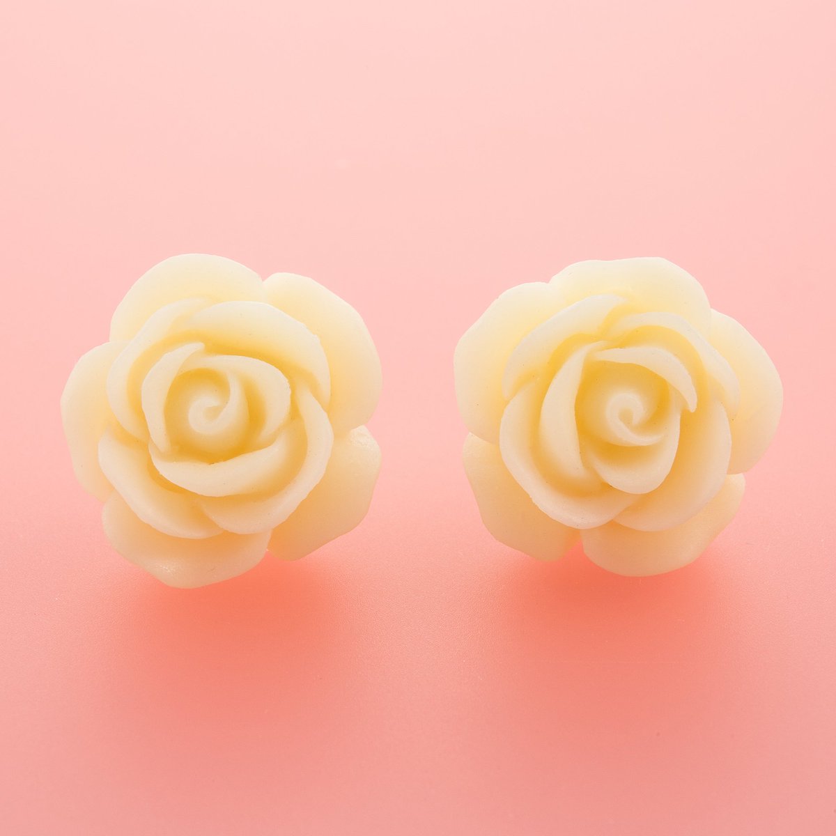 DollydaggerUK's tweet photo. Vintage White Rose Earrings #1950swedding #1950sbride #bridal #retrobride #roseearrings #dollydagger
➤ https://t.co/R3NUMtj0xA https://t.co/9sKyuY5sCV