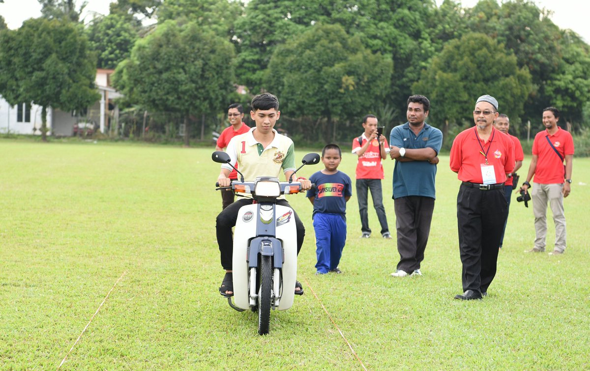 filedaus's tweet photo. aksi seorang juara lumba motor pelahan di fiesta @MardiKelantan @MARDItweet  @sharifharon @zul626 
#betterMARDI
#TN50 
#BangkitaBersama https://t.co/Rp0WQFTXoT