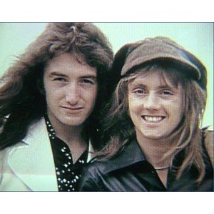 kaszmiramercury's tweet photo. #HappyBirthdayJohnDeacon #YoureMyBestFriend 😊
 🎉💛💗#JohnDeacon with @OfficialRMT #RogerTaylor! @QueenWillRock @QueenieOfNorway @Deacon_fans https://t.co/u5zuVxUcw9