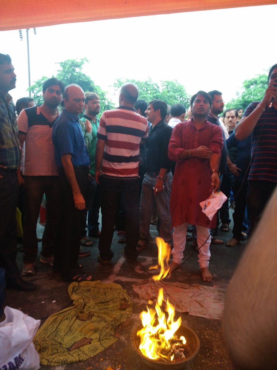 aditee's tweet photo. Ghar prapti hawan in progress. #SaveTheAmrapaliBuyers #BuyersUnity https://t.co/seYdTxDuvV