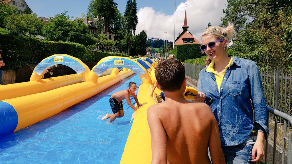 ChrigiUrech's tweet photo. Jetzt! Radio Zürisee Riesenrutsche in Horgen! #SlidemyDay @zuerisee https://t.co/BuelhjJFc3