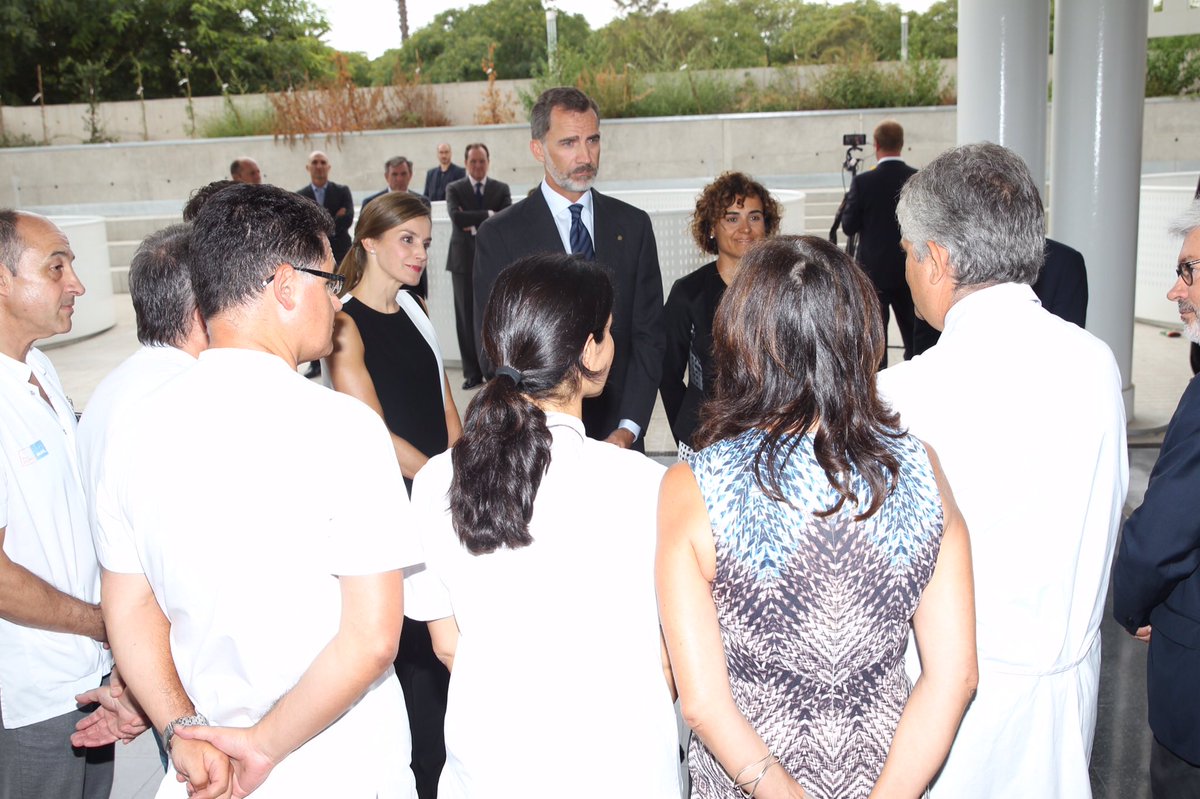 LETIZIA, LA GRAN AUSENTE EN EL HOMENAJE A LAS VÍCTIMAS EN BARCELONA - Página 2 DHlnKZBXoAA-3tD