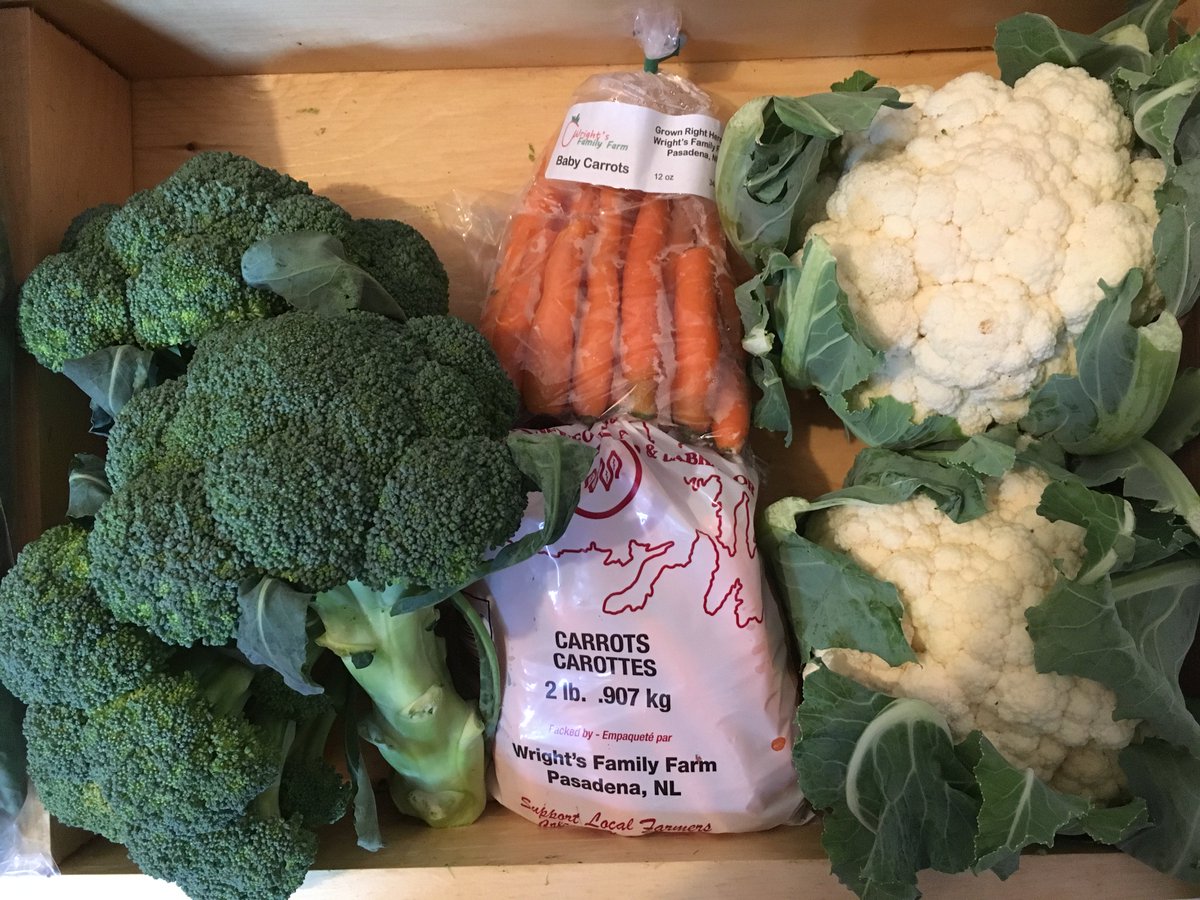 wrightbees's tweet photo. Fresh cauliflower, broccoli, carrots and cabbage leaves in the market this morning. #freshlocal https://t.co/fqFtABcL5O