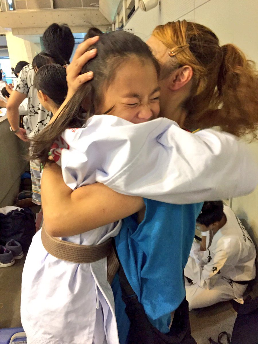 nyakochi2010's tweet image. 今日。ちびっこCReWの優ちゃん@momo_yuna_CReW の空手大会応援に優ちゃんには内緒で行ってきました。って、ワタシに気がついた時の優ちゃん見て。こんなに喜んで飛びついてくるコ。こっちが嬉しくなっちゃう(っω&amp;lt;｡ )あゆむさんが撮っててくれました。ありがとうございます💚