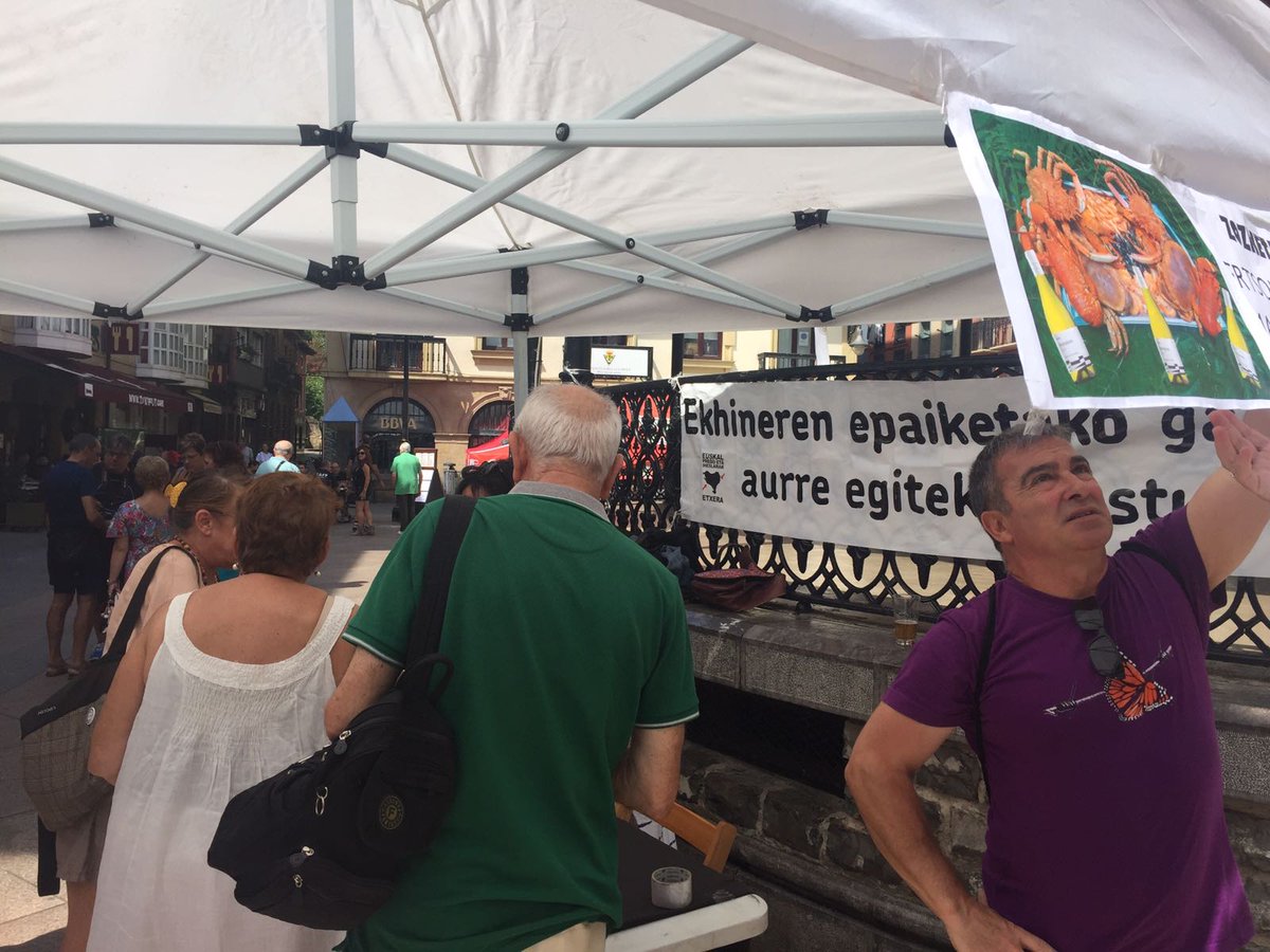 ZarautzLibre's tweet photo. Ekhiñe Eizagirre presoaren epaiketa gastuak ordaintzeko mariskada bat zozketatzen gabiltza goiz ta arratsalde musika plazan #Zarautz https://t.co/8ODBWMx5lp