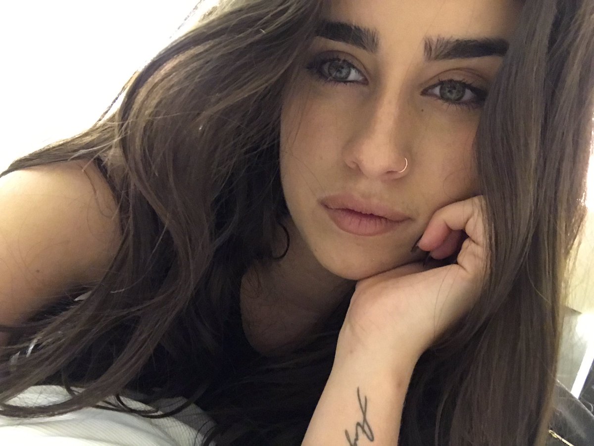 ultravioljnce's tweet photo. keindahan.🥀 https://t.co/cU0ACjp8dn