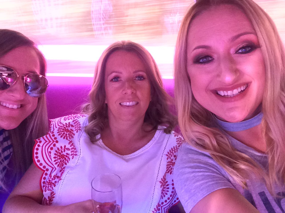 Elisabeth_Mc's tweet photo. @mattgoss @lukegoss we are on our way! π #limoladies #brosisback https://t.co/Mib48RD3aI