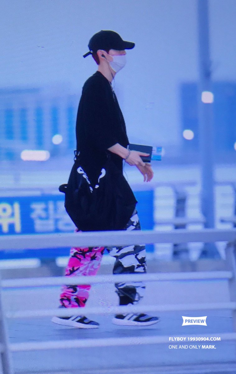 19930904com's tweet photo. 170819 #GOT7 #mark 바지이쁘다 https://t.co/lm72TyyyZZ