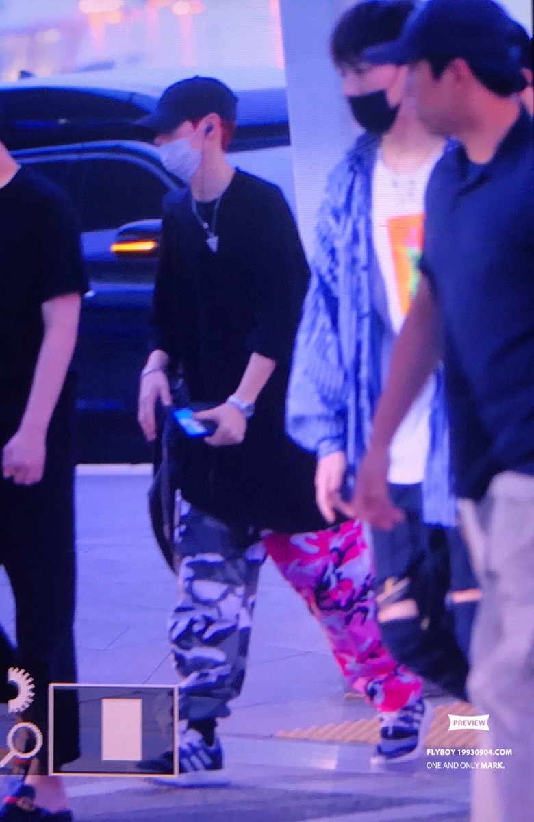 19930904com's tweet photo. 170819 #GOT7 #mark 바지이쁘다 https://t.co/lm72TyyyZZ