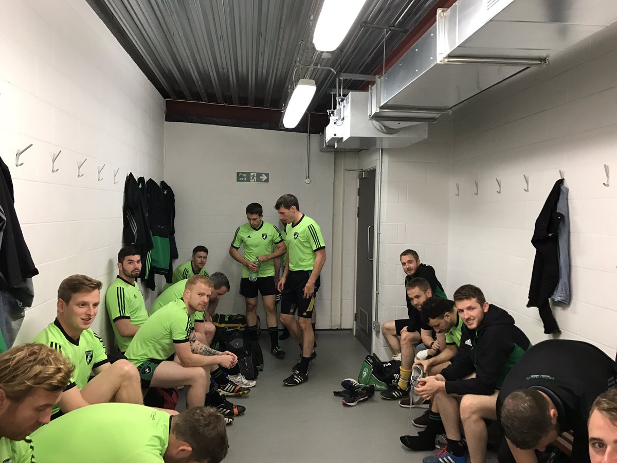 FulhamIrish's tweet photo. Fulham Irish Senior Football Team getting ready for the day at @LondonIrishARFC at Hazelwood. https://t.co/MIA8ftE08n