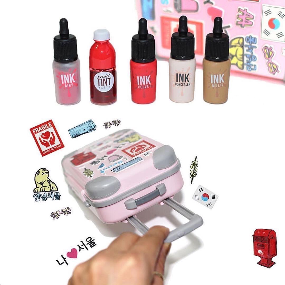 ShopYUVIP's tweet photo. 🍑 #พร้อมส่ง
💘 #PERIPERA MINI FASHION PEOPLE CARRIER SET สีชมพู 🌿650฿ ของแท้จากKR🍑เป็นแพคเกจกระเป๋า ทิ้นท์1 ลิป2 รองพื้น1 เฉดดิ้ง1 #YUinstock https://t.co/d3F9xsEozm