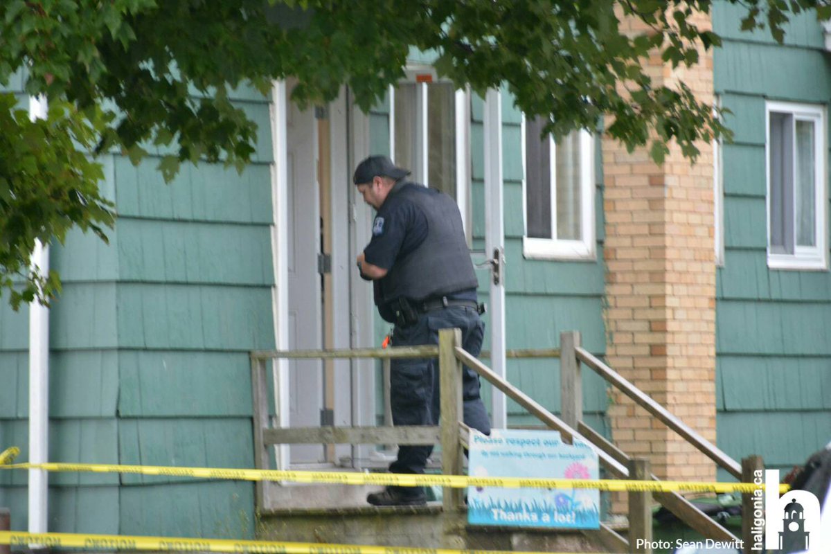 HaliBreaking's tweet photo. Forensics are now on scene, currently taking photos inside and out of a house on Caledonia https://t.co/oOXO2qWbg5