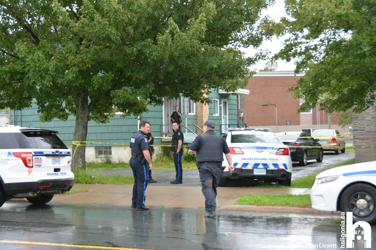 HaliBreaking's tweet photo. Forensics are now on scene, currently taking photos inside and out of a house on Caledonia https://t.co/oOXO2qWbg5