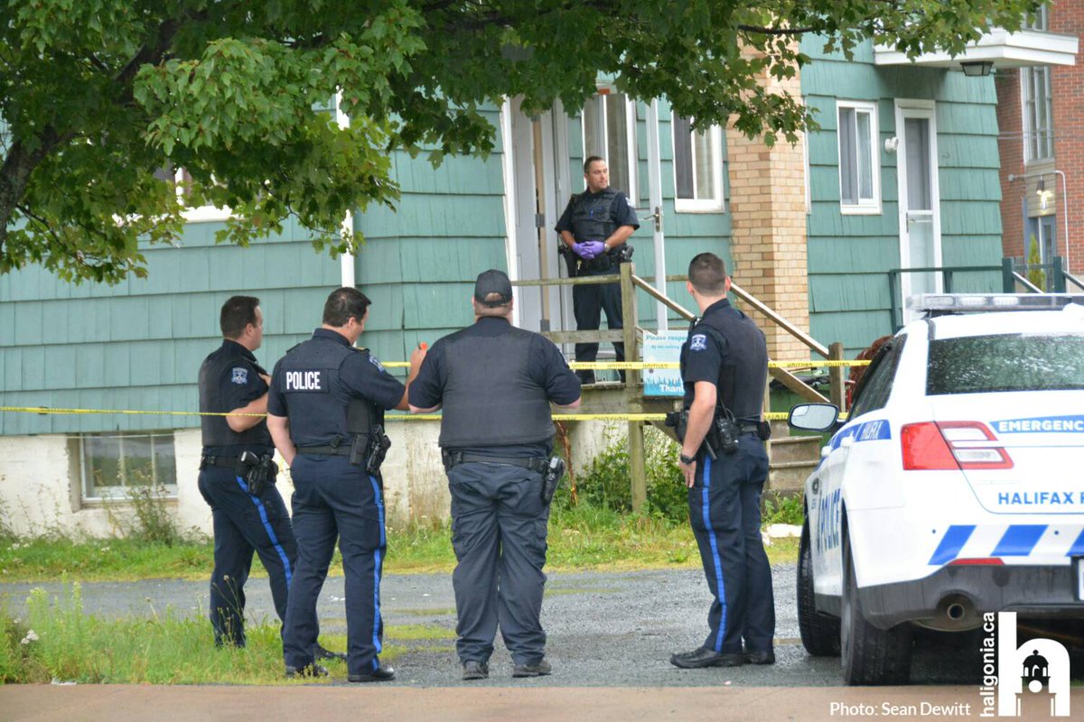 HaliBreaking's tweet photo. Forensics are now on scene, currently taking photos inside and out of a house on Caledonia https://t.co/oOXO2qWbg5