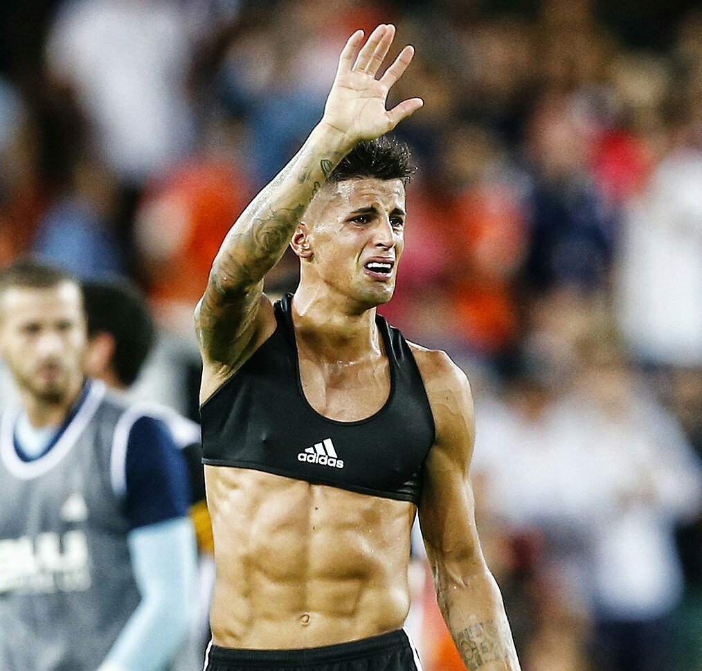 angelomangiante's tweet photo. Nella stagione degli ammutinati con certificato medico, applausi per chi ancora si commuove tra i tifosi ad andare via. @SkySport #Cancelo https://t.co/G4BYwJlNf5