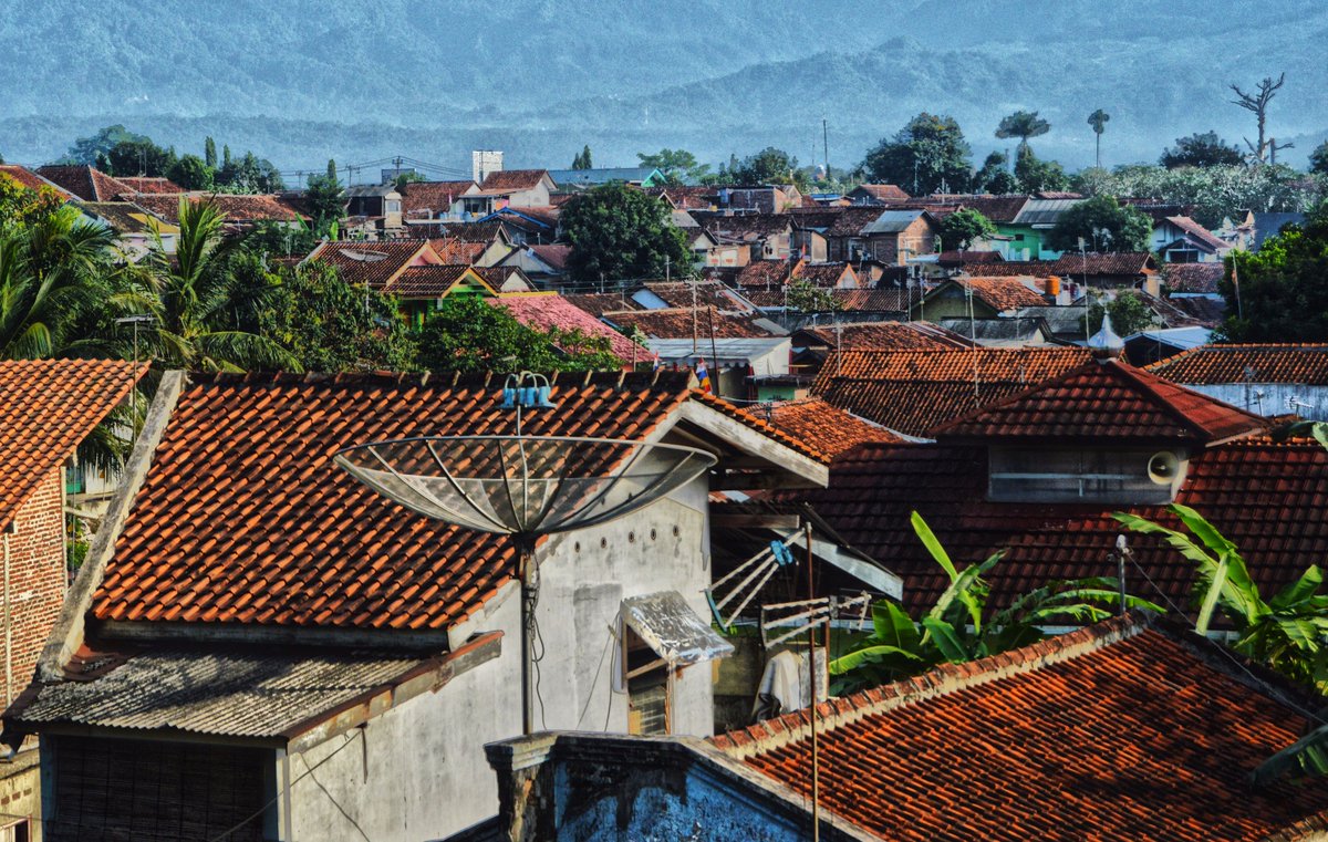 fandi17's tweet image. Pemukiman padat penduduk di wilayah Purwokerto Barat dgn pemandangan Gn Slamet di pagi hari #Hapernas2017 #DariBalikLensa @DariBalikLensa