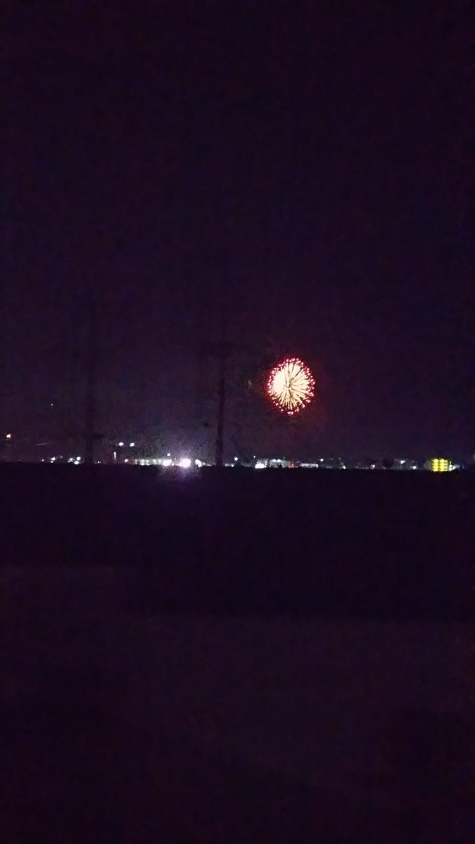 tukawaaaaa's tweet photo. 家から見た花火

来年は行きてぇ…… https://t.co/QOZZKwJhOp