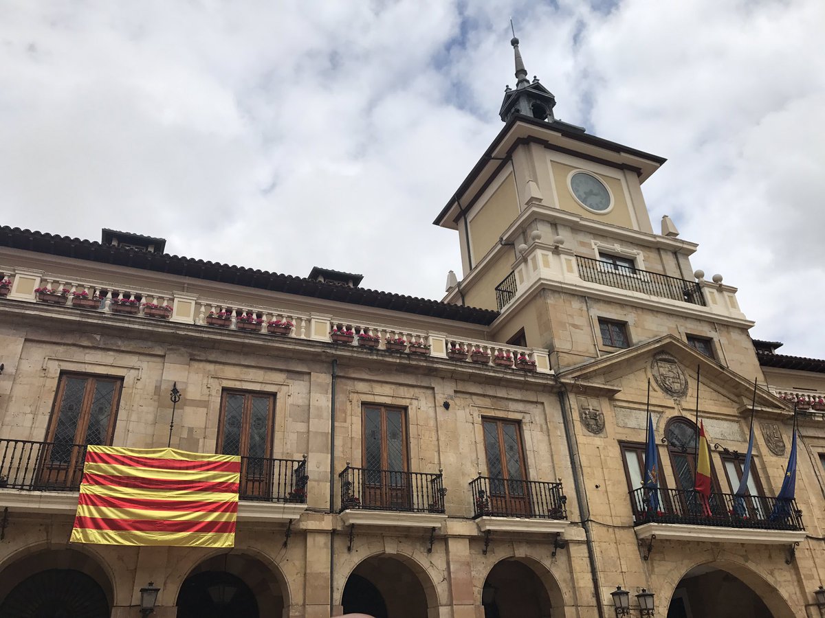 PatFBermejo's tweet image. La bandera de #Cataluña en la fachada principal del Ayuntamiento de #Oviedo @aytoviedo #BarcelonaContigo #BarcelonaAmbTu CC: @luisfernandez