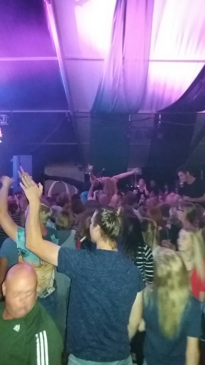 Florian2002's tweet photo. ✔die kan van de #BUCKETLIST  af @Pompdagen 
#crowdsurfen #DissnieOkay https://t.co/kDXcFrEt25