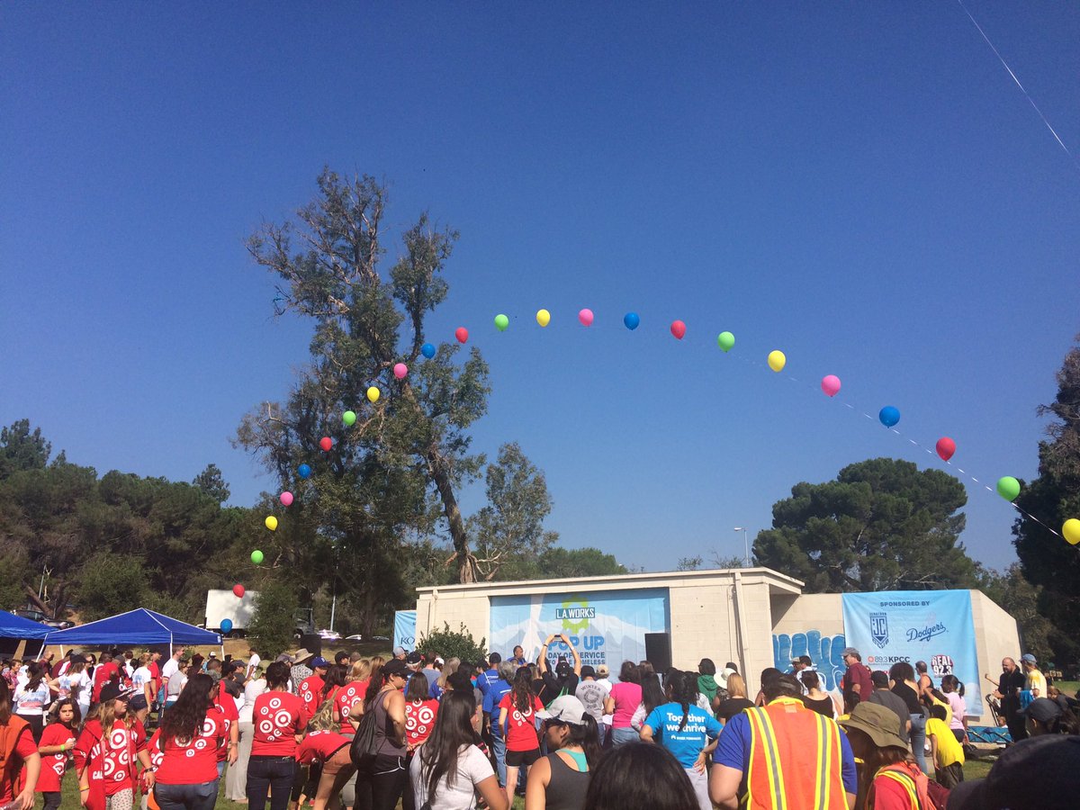 resisterhoodLA's tweet photo. It's a perfect day for volunteering #laworksday #resisterhoodLA ❤️💪🏻 https://t.co/nIoQc31JmX