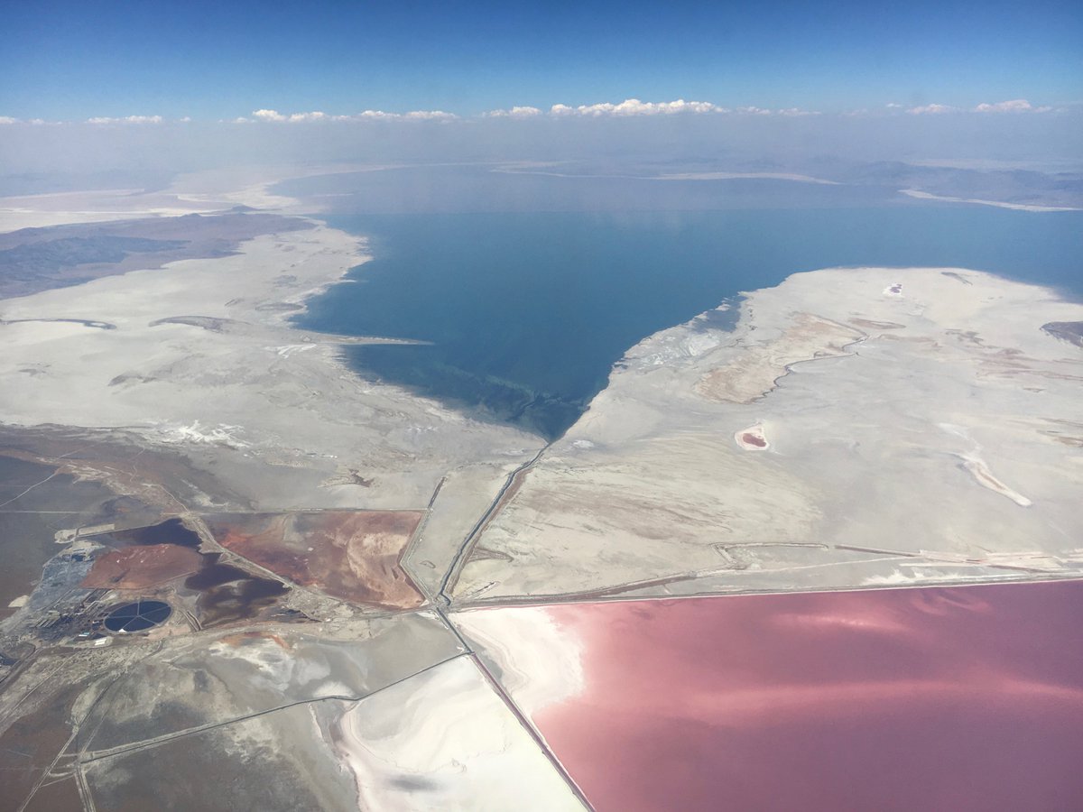 Seeing4Yourself's tweet photo. #Aerial #UtahViews of #strange #colors #GreatSaltLake #StansburyIsland @slcairport @delta @VisitUtah (2/2, more @ https://t.co/4JfSaRGI9e) https://t.co/bMfqySuaPL