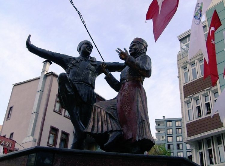 artviin08's tweet photo. Halk oyunu bazen bir bakış, bazen bir duruş, bazen bir gülüş, bazen ağır ama anlamlı bir kımıldanma, bazen mutlulukla hareketli bir sıçrama; https://t.co/aV2UYZbxvM