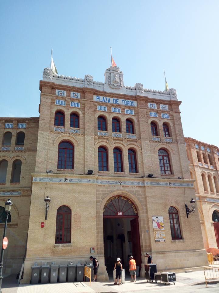 Las banderas de <a href="/plazaelpuerto/">PlazaToros El Puerto</a> a media asta en señal de luto por la víctima del terrorismo de Barcelona.#FuerzaBarcelona (foto:Carambito)