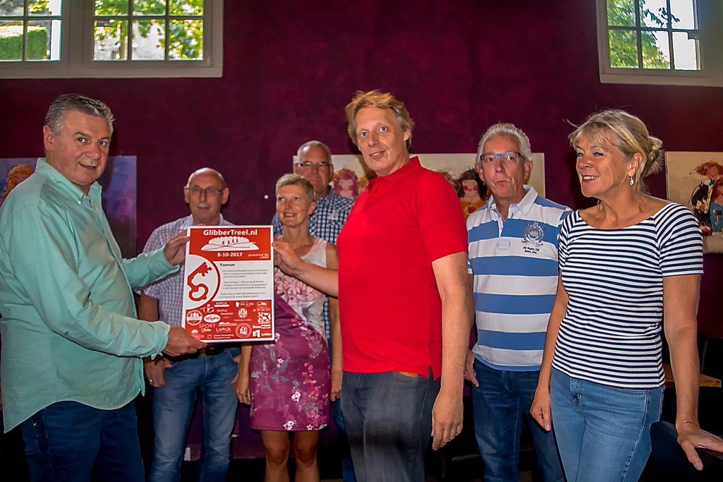 johan2389's tweet image. Gefotografeerd voor @Sleutelstad Overhandiging van de poster glibberTreel ( wandelen mooiste plekjes op 8 Okt ) aan Tom Holswilder #leiden