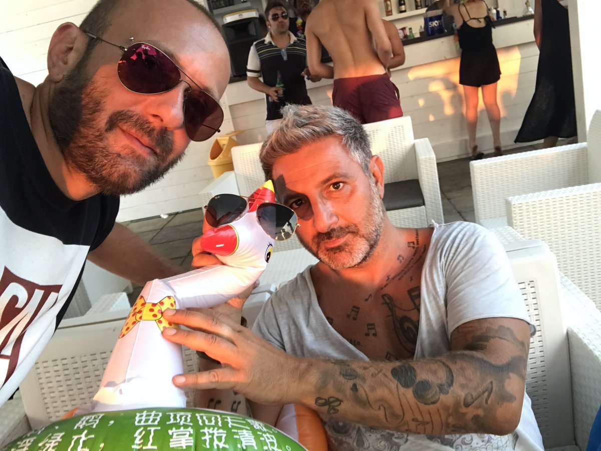 marco_racchella's tweet photo. E dopo la diretta momenti di alta cultura!! #estate #SMsummer17 #MarcoRpage #spiaggia #Mare https://t.co/iIuOu6jXQT