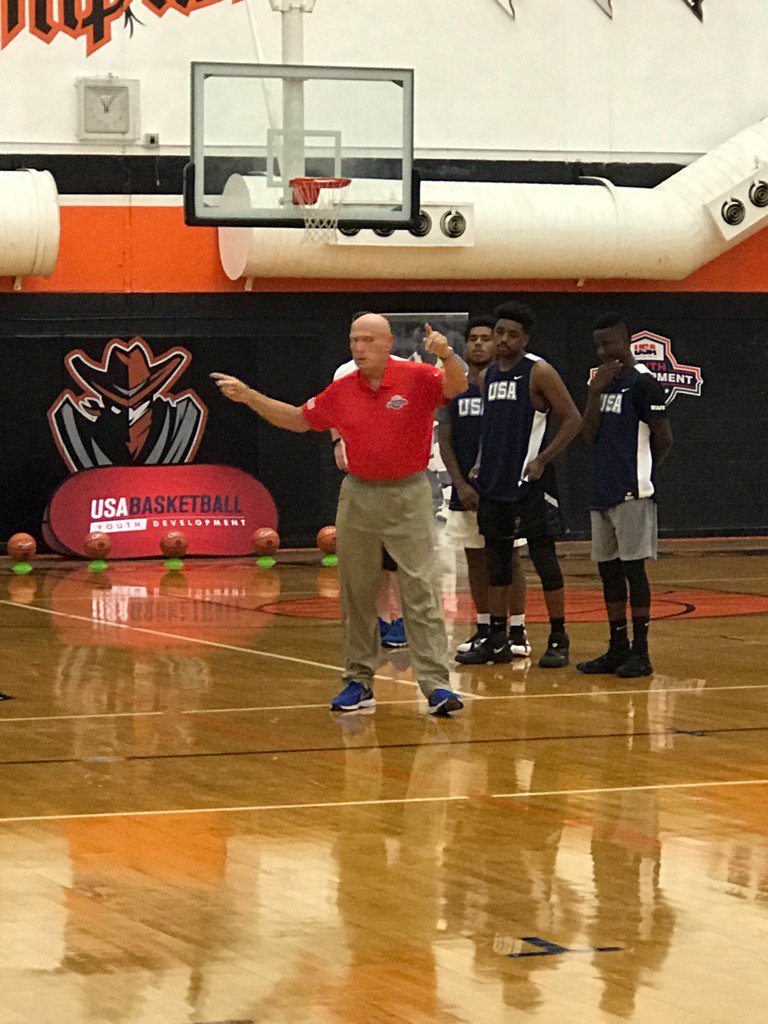 dshow23's tweet image. One of the best ever-Tates Locke- presenting at USA Basketball Academy in Vegas #boxdrills @USABYouth @usabasketball