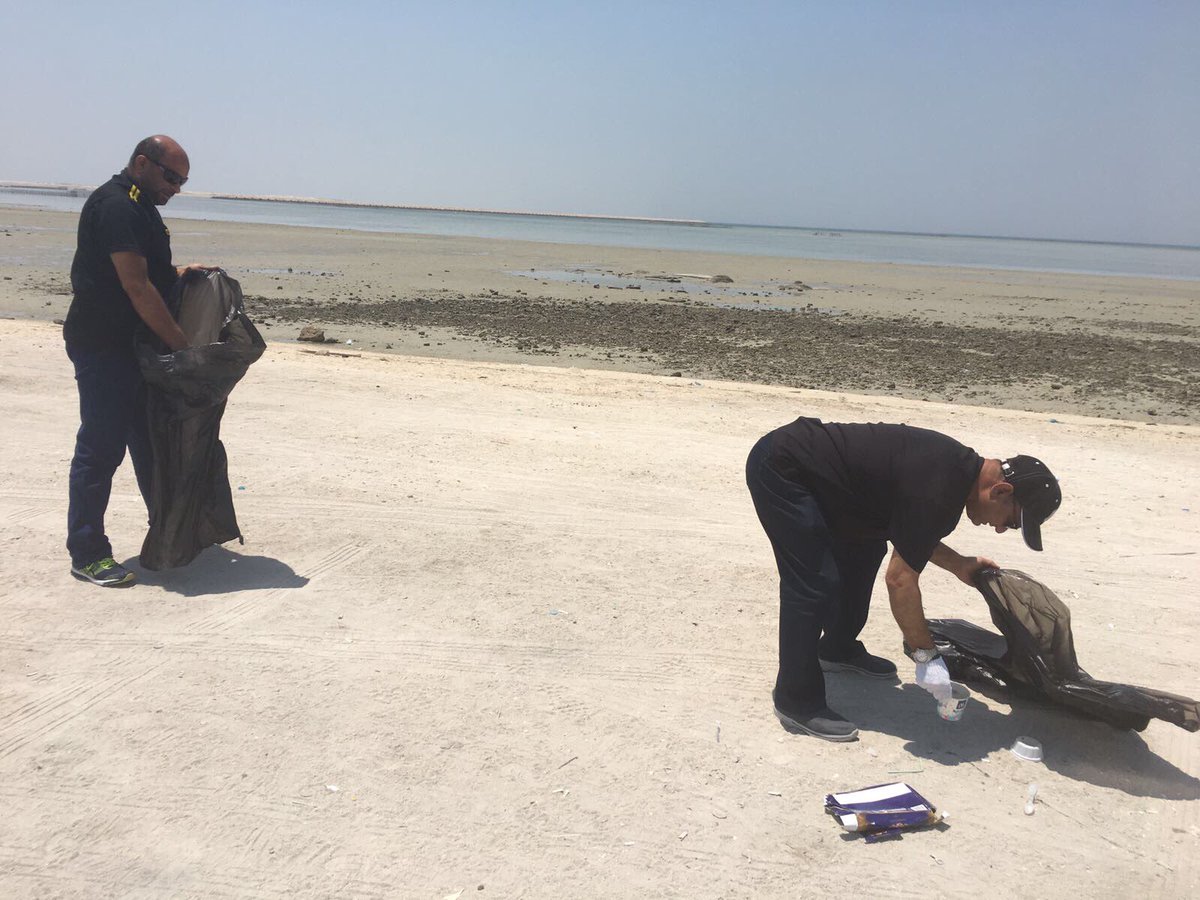 MyMaybank's tweet image. #MaybankCRDay2017 continued in Bahrain with the team cleaning up the beach #MaybankDoGood