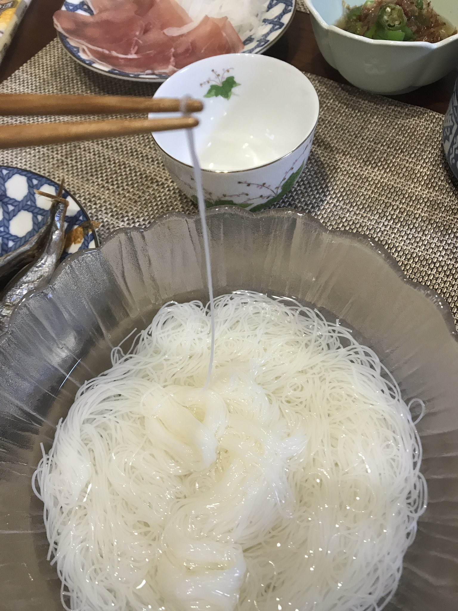 さわこ 高級なそうめん 三輪そうめんの白髪 しらが びっくりするくらい細い 乾麺の状態が ほんっとうに細いのに写メり忘れ 喉で本数分かるんじゃないかってくらい喉越しがよかったです ほかの白龍とかかっこいい名前なのになぜ白髪なのか さわこ 高級なそうめん 三輪そうめんの白髪 しらが びっくりするくらい細い 乾麺の状態が ほんっとうに細いのに写メり忘れ 喉で本数分かるんじゃないかってくらい喉越しがよかったです ほかの白龍とかかっこいい名前なのになぜ白髪なのか
