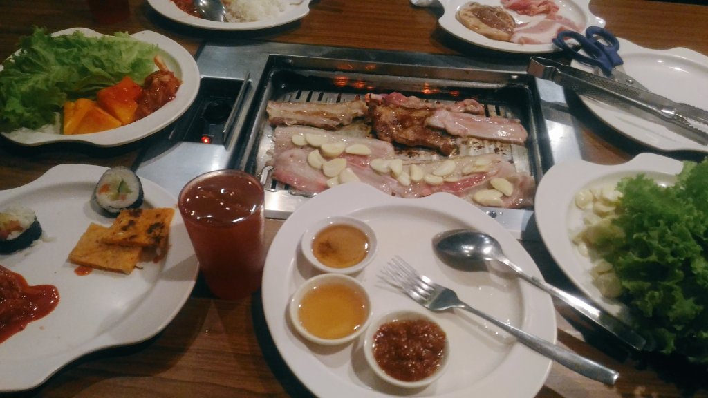 SuperHousemate's tweet photo. date night with the cat🐱 @PusangAmazona hello @Go_MasterPiece @gorJOYCE_09 next time daw 😁😊 #leehak #brainstorm #tshirtpromo #CHAR https://t.co/TdbLcRznav