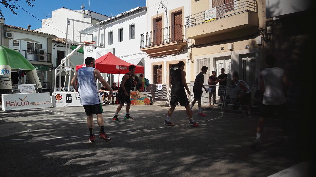 felipecantao's tweet photo. Descansamos hasta las seis.  Más baloncesto cuando pase el calor. #VI 3x3Callejero de Arroyo https://t.co/yDniJNrYju