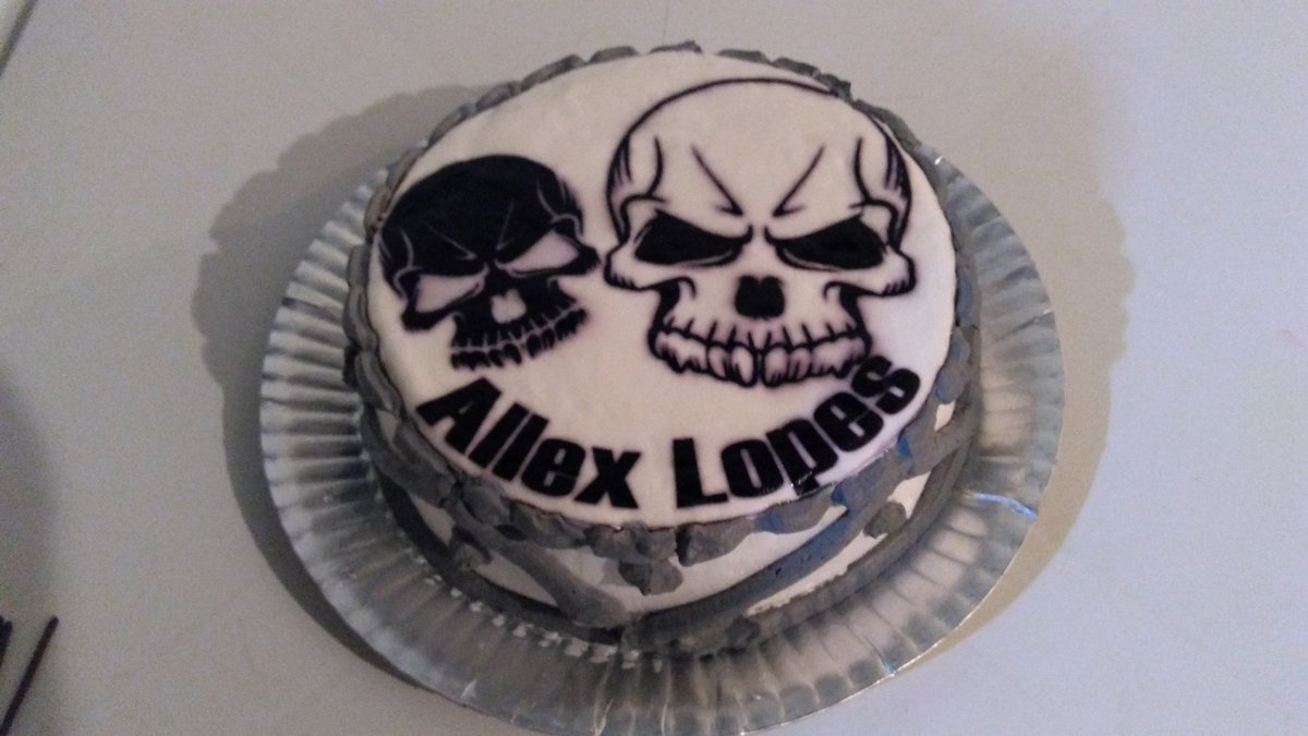 _allexlopes_'s tweet photo. E quando você pensa que as comemorações acabaram os amigos surpreendem. #allexlopes #bolo #skullcake #caveira #skull #cake https://t.co/kN4h3GDsEm