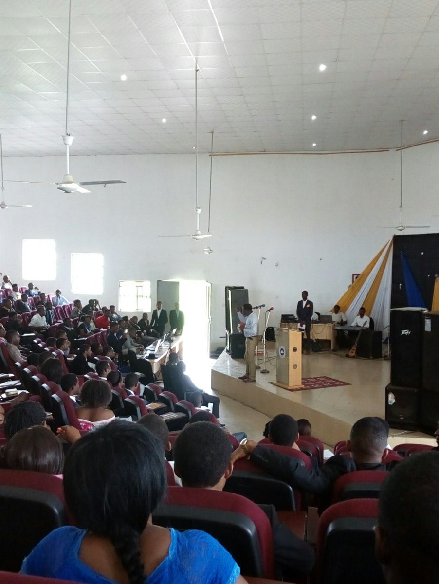 uchekene_'s tweet photo. Hit this link and watch @Danielchinagozi liting up the stage with his insightful contents
#ROYCON2017
https://t.co/6AvhqEtSwX https://t.co/FpJAYcYCpl