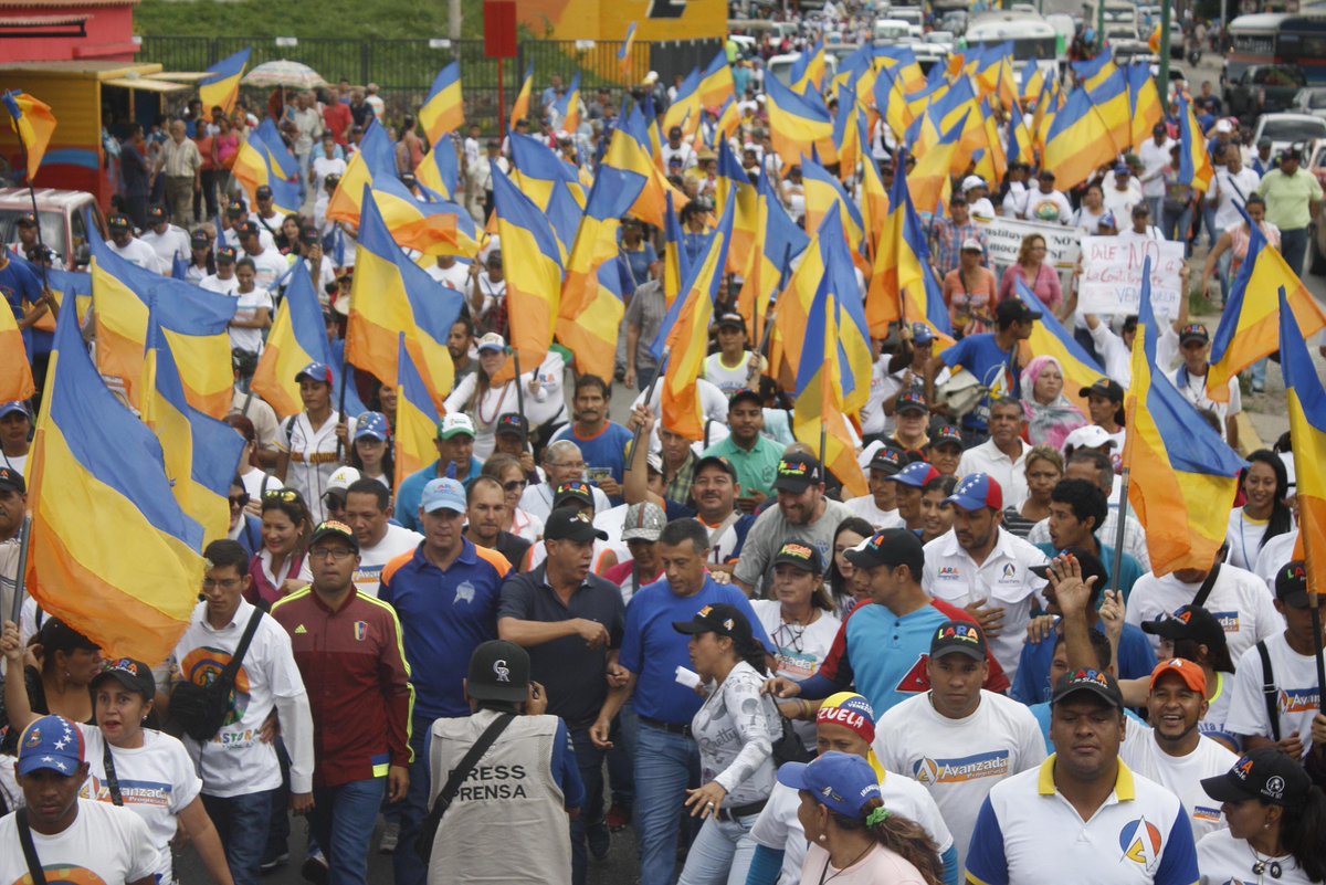 MilagrosMatos18's tweet photo. Gracias al noble pueblo de #Lara por siempre acompañar a @HenriFalconLara. Hombre cercano a la gente, humilde y solidario. #HenriRepite https://t.co/gYcG5jXNaP