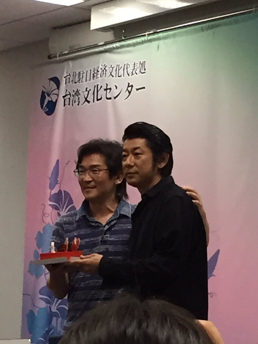 Seeking_Nyanyu's tweet photo. 「52Hzのラヴソング」トークイベント@台湾文化センター サプライズゲストで永瀬正敏さんが、ウェイ監督に誕生日🎂ケーキと全員に自分でデザインした猫のキャンドル🕯など沢山のプレゼントを渡していました。小球が感激して涙ぐんでました〜。 https://t.co/7rWivIIW9f