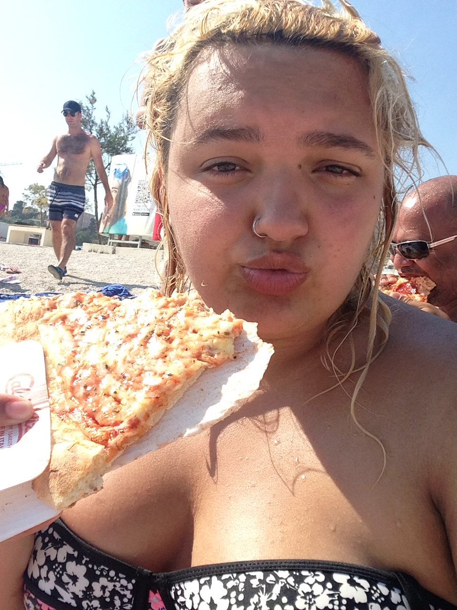 Amberrrrr12's tweet photo. Beach pizza https://t.co/8a8GXH3Wsp