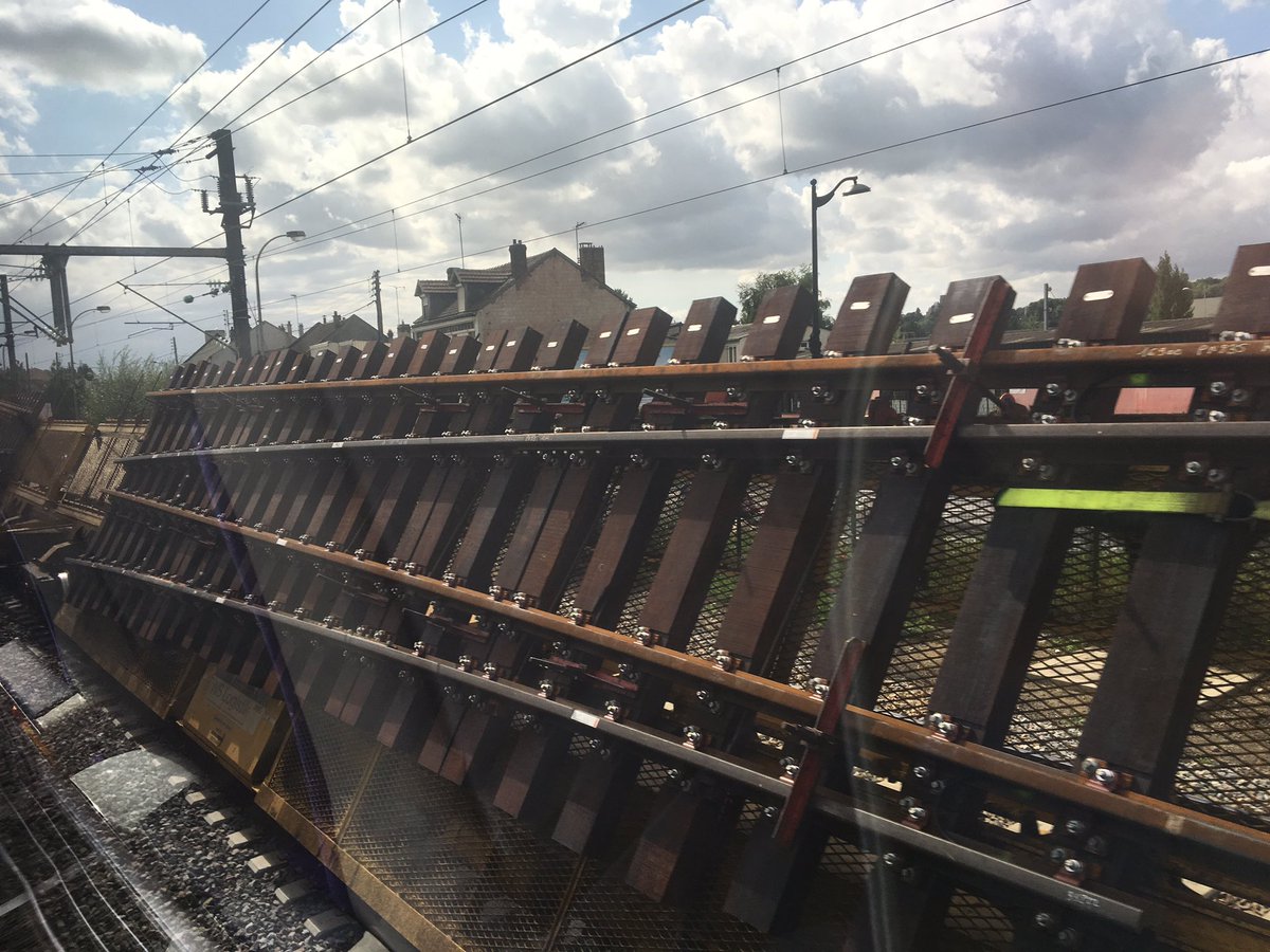 Asso_LUTECE's tweet photo. Au hasard d'un trajet, on peut croiser des trains assez particuliers aujourd'hui à #Creil 😉 https://t.co/v4D17rMuM5