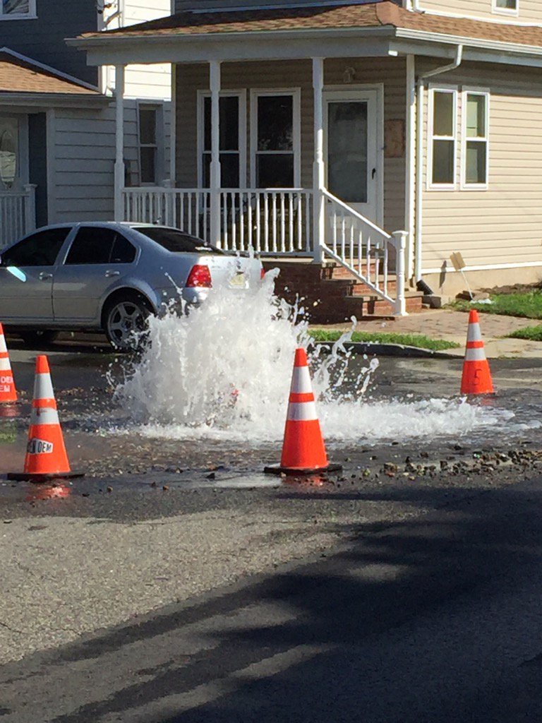 shellyyam's tweet photo. Meacham Ave. Water main break. https://t.co/yuGtaeSPTc