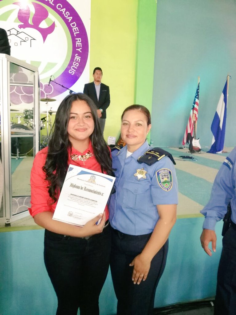PoliciaHonduras's tweet photo. #AcciónComunitaria jóvenes de centros educativos conocen los riesgos de drogas, maras y pandillas en proyecto evangelístico #Guaymaca 🙋🙋💒👮👮 https://t.co/aAMAmGjpOo