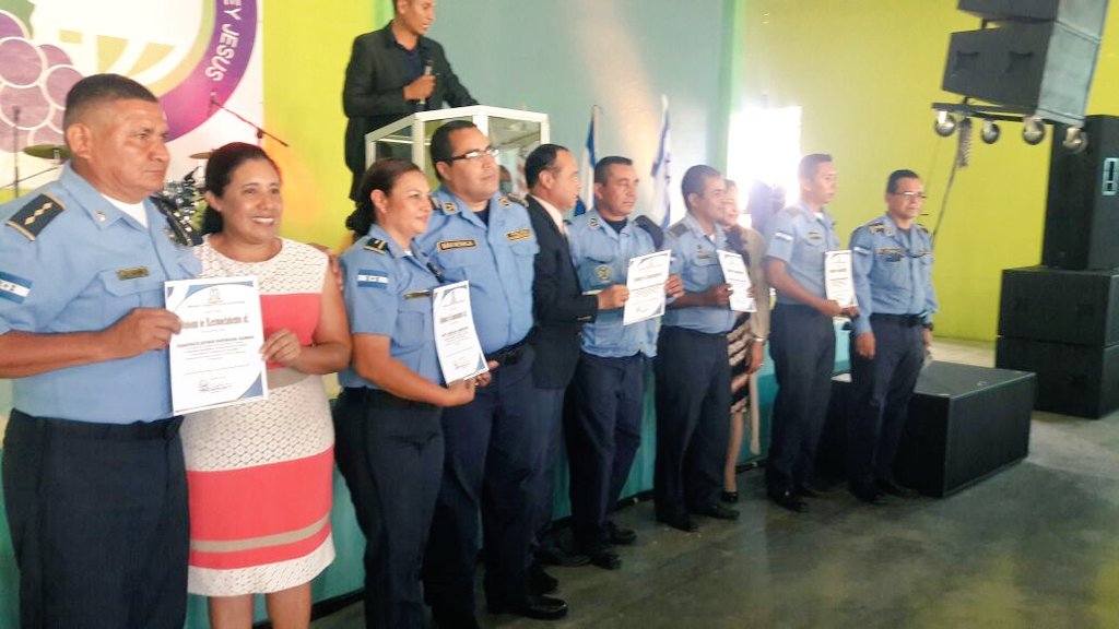PoliciaHonduras's tweet photo. #AcciónComunitaria jóvenes de centros educativos conocen los riesgos de drogas, maras y pandillas en proyecto evangelístico #Guaymaca 🙋🙋💒👮👮 https://t.co/aAMAmGjpOo