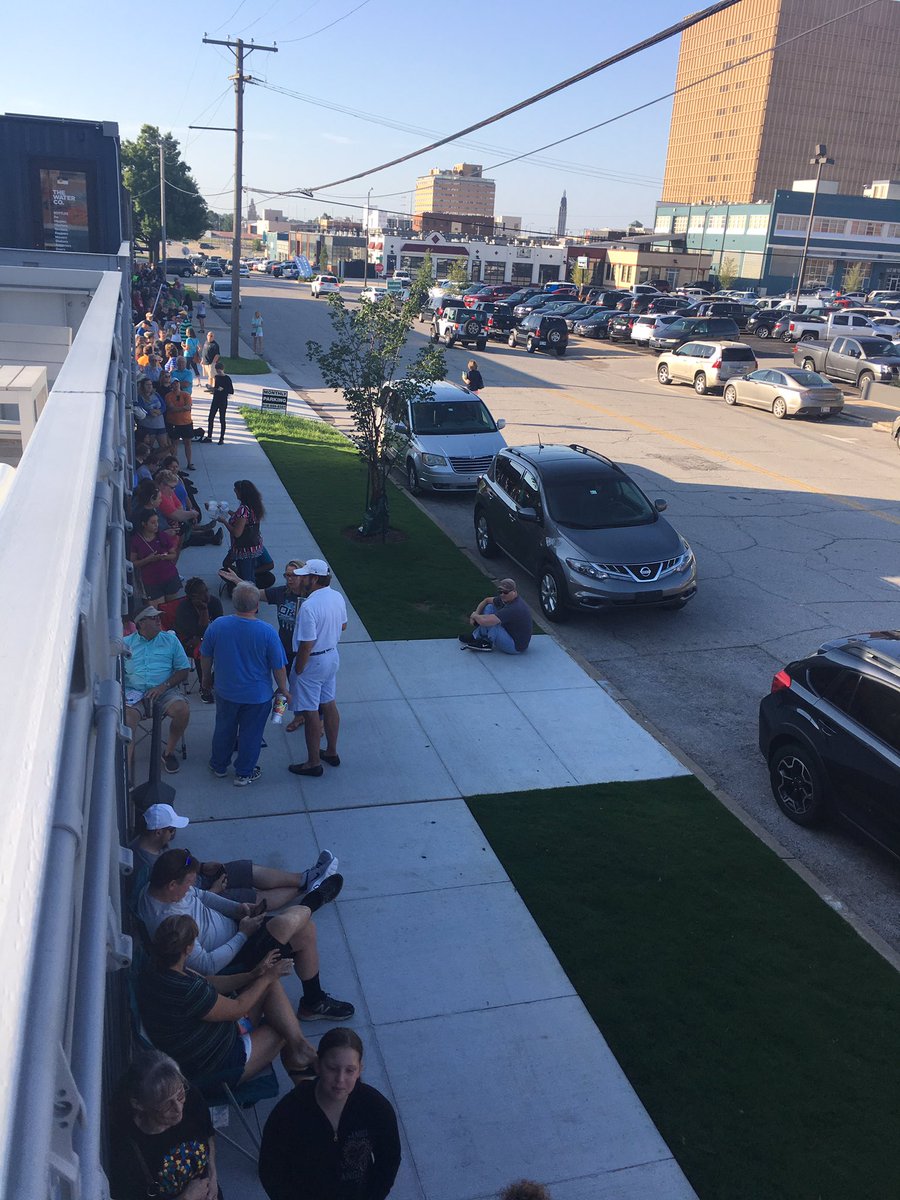 MeaganFarley1's tweet image. Look at @TulsaBoxyard while people wait to buy solar eclipse glasses!  Wow