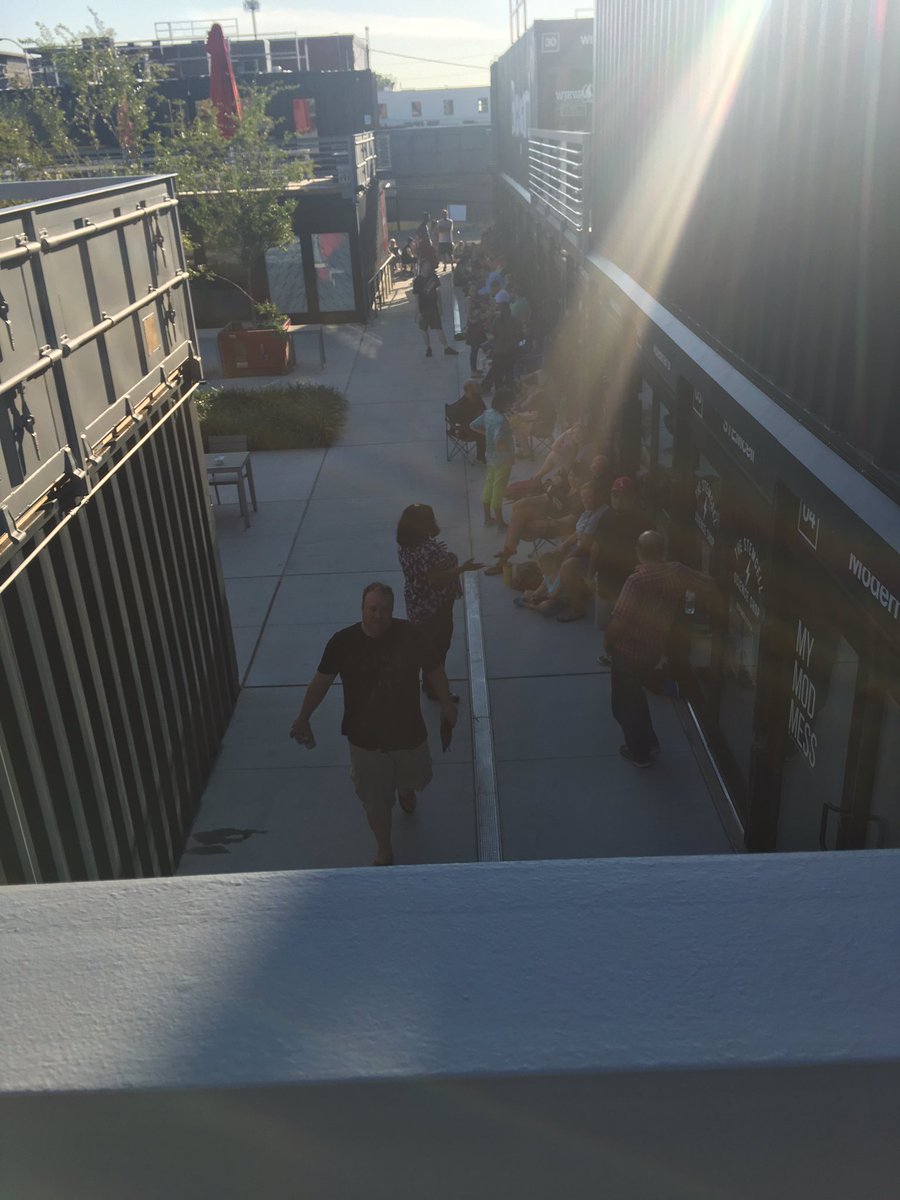 MeaganFarley1's tweet image. Look at @TulsaBoxyard while people wait to buy solar eclipse glasses!  Wow