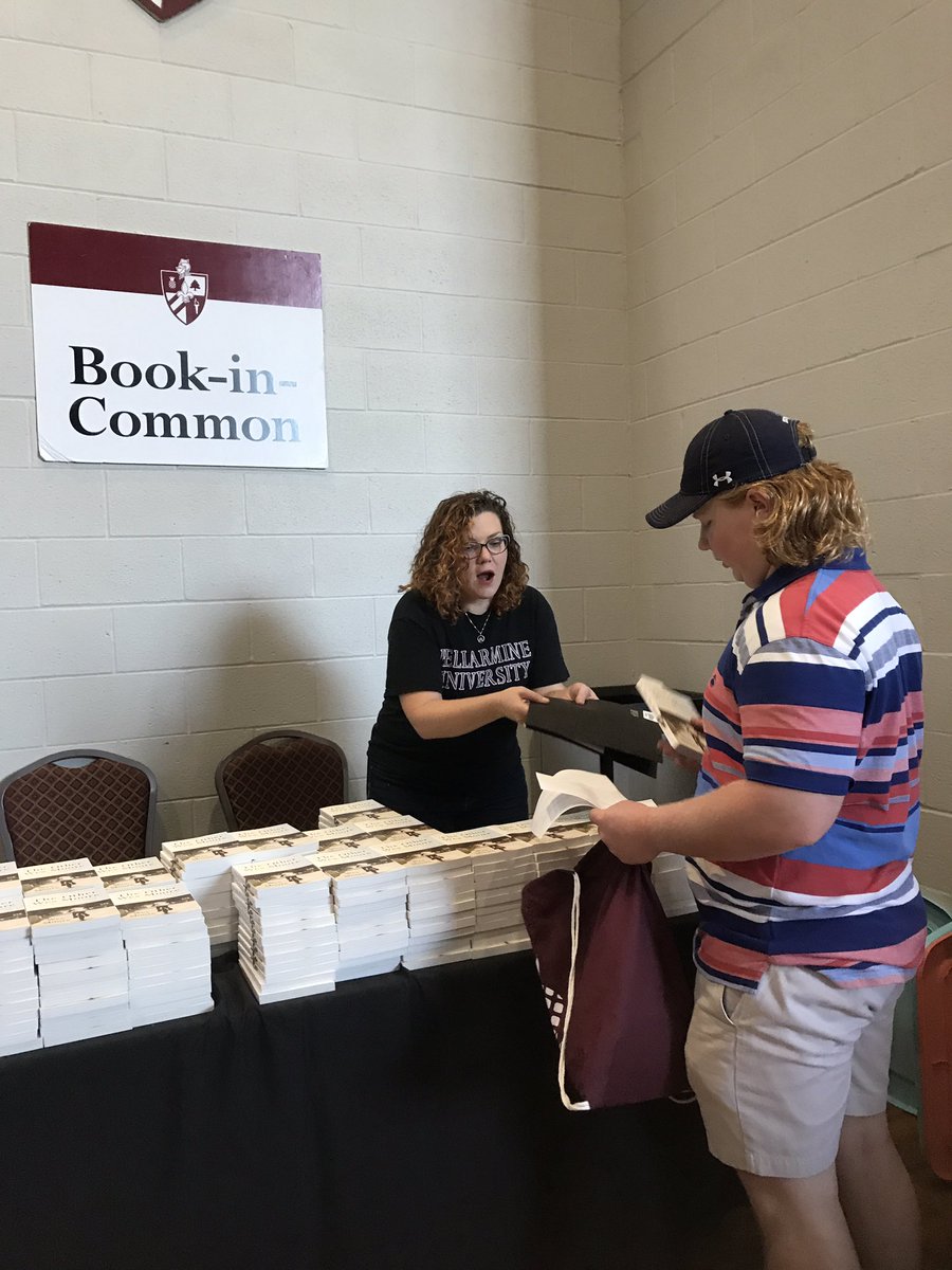 Faculty handing out the common read to our new <a href="/bellarmineU/">Bellarmine University⚔️</a> students! #bellarminebound #myBUadventure 📚📚