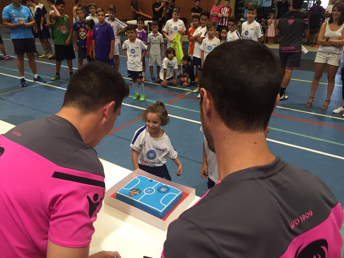 damadrid1's tweet photo. Uno de los regalos más valiosos que nos ofrece la vida es la sonrisa de un@ niñ@. Gracias @UNIFUTSALMorata @Ayto_Morata @LUDfutbolsala https://t.co/AUAprTi3hC