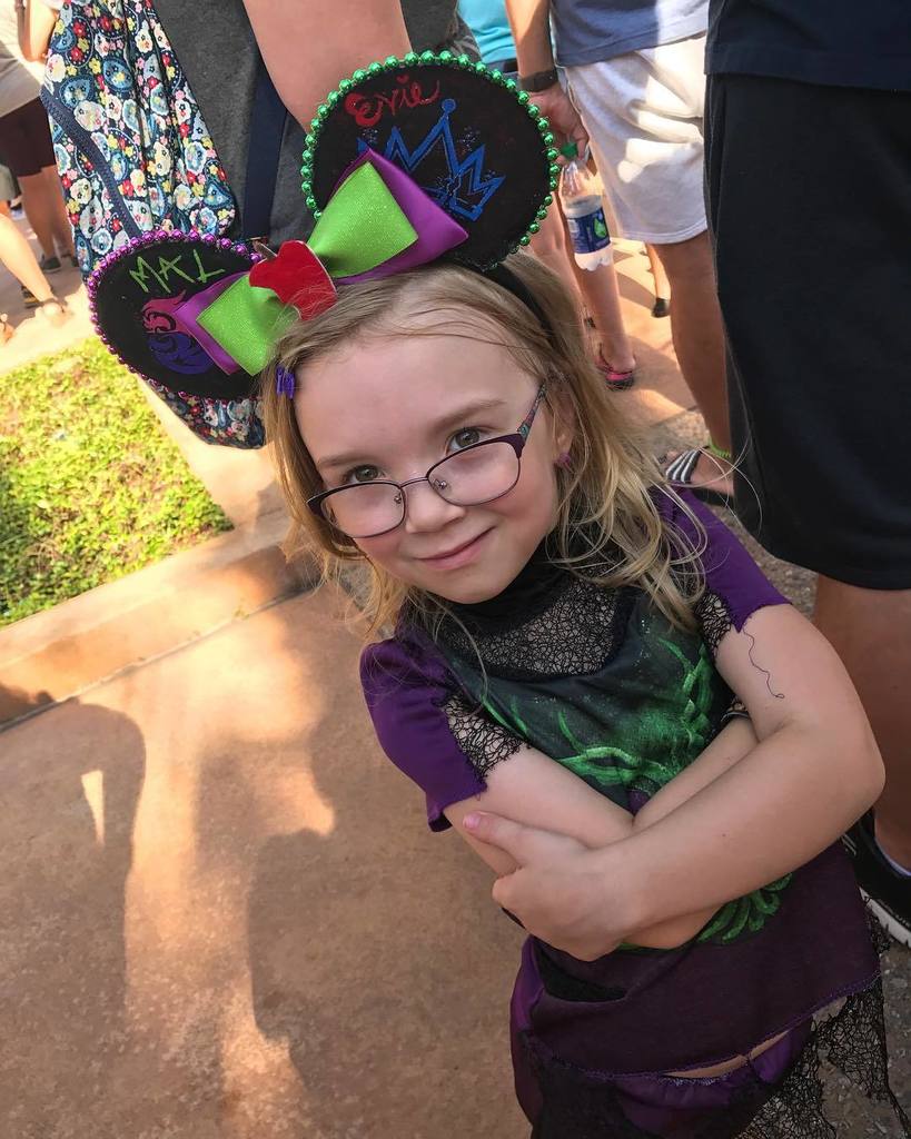 StudioTen16's tweet photo. Rotten to the core🍎 #disney #disneyworld #hollywoodstudios #mal #maleficent #descendants2 #descendants #mickeymouse #mickeyears #diy #diyea… https://t.co/91lSMRsTKw